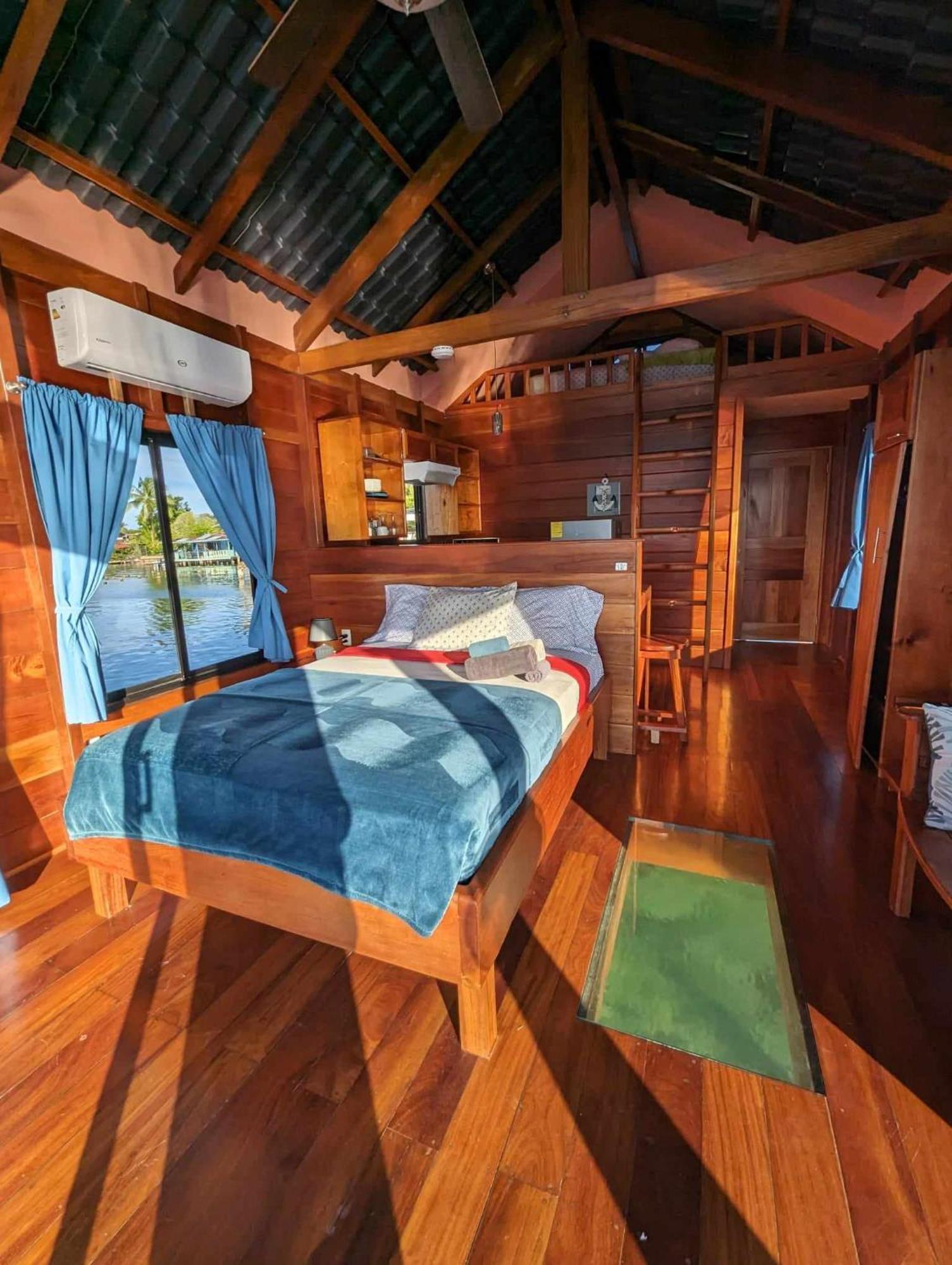 Barrbra Bnb Over The Sea Bed & Breakfast Bocas Town Ruang foto